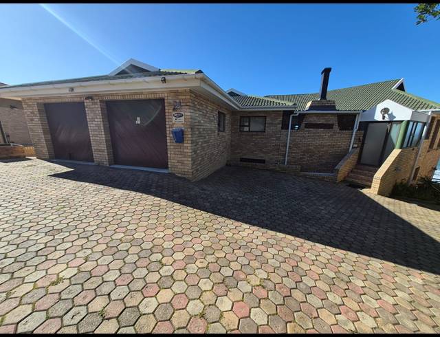 4 BEDROOM HOUSE FOR SALE IN DANA BAY